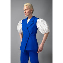 Görseli Galeri görüntüleyiciye yükleyin, Model Is Wearing Sleeveless Royal Blue Cotton Blazer - Close Up Front View
